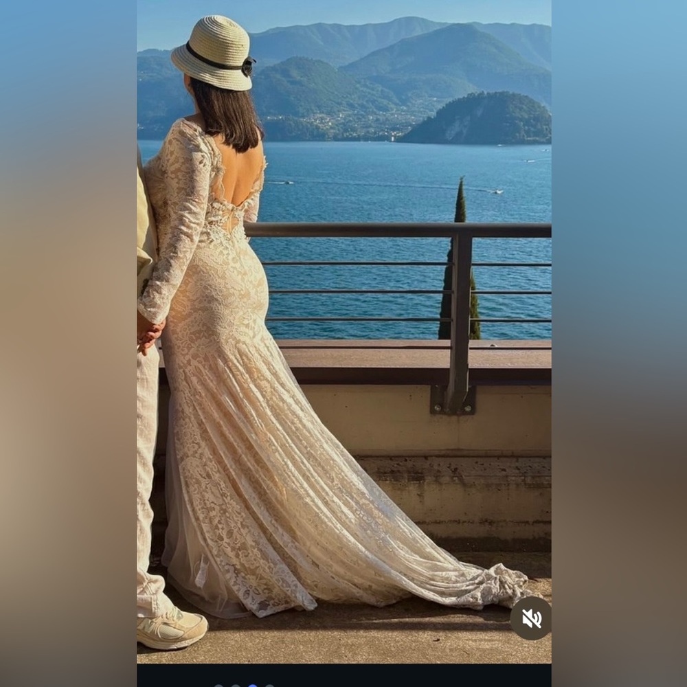 Elegant Ivory Lace Long-Sleeve Wedding Gown size L